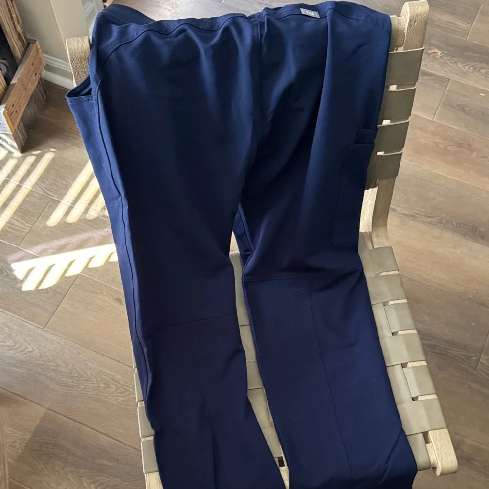 Figs women’s Navy Pants - Picture 3 of 4